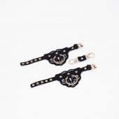 Черные кожаные наручники с клепками, кольцами и золотистой фурнитурой - Crazy Handmade - купить с доставкой в Новокуйбышевске